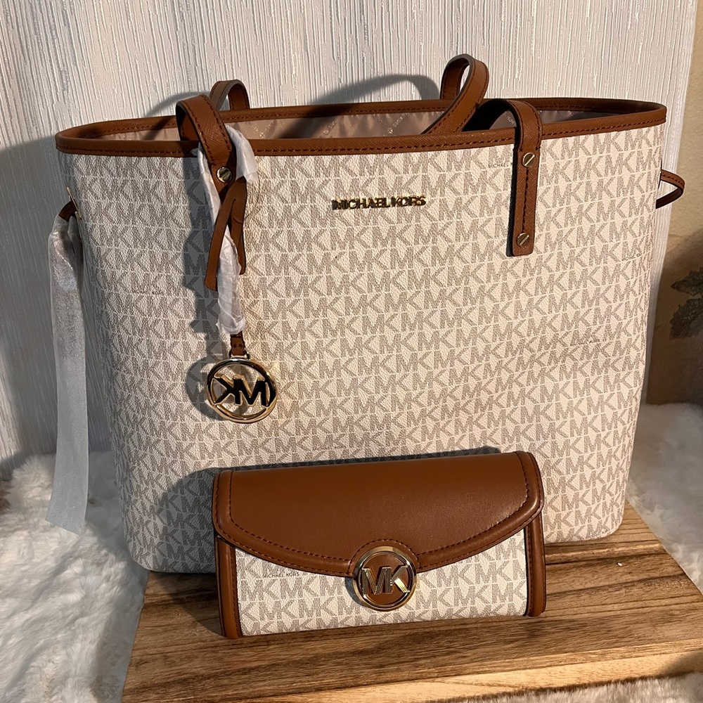 Michael Kors Large Drawstring
Handbag (vanilla) With Matching Wallet